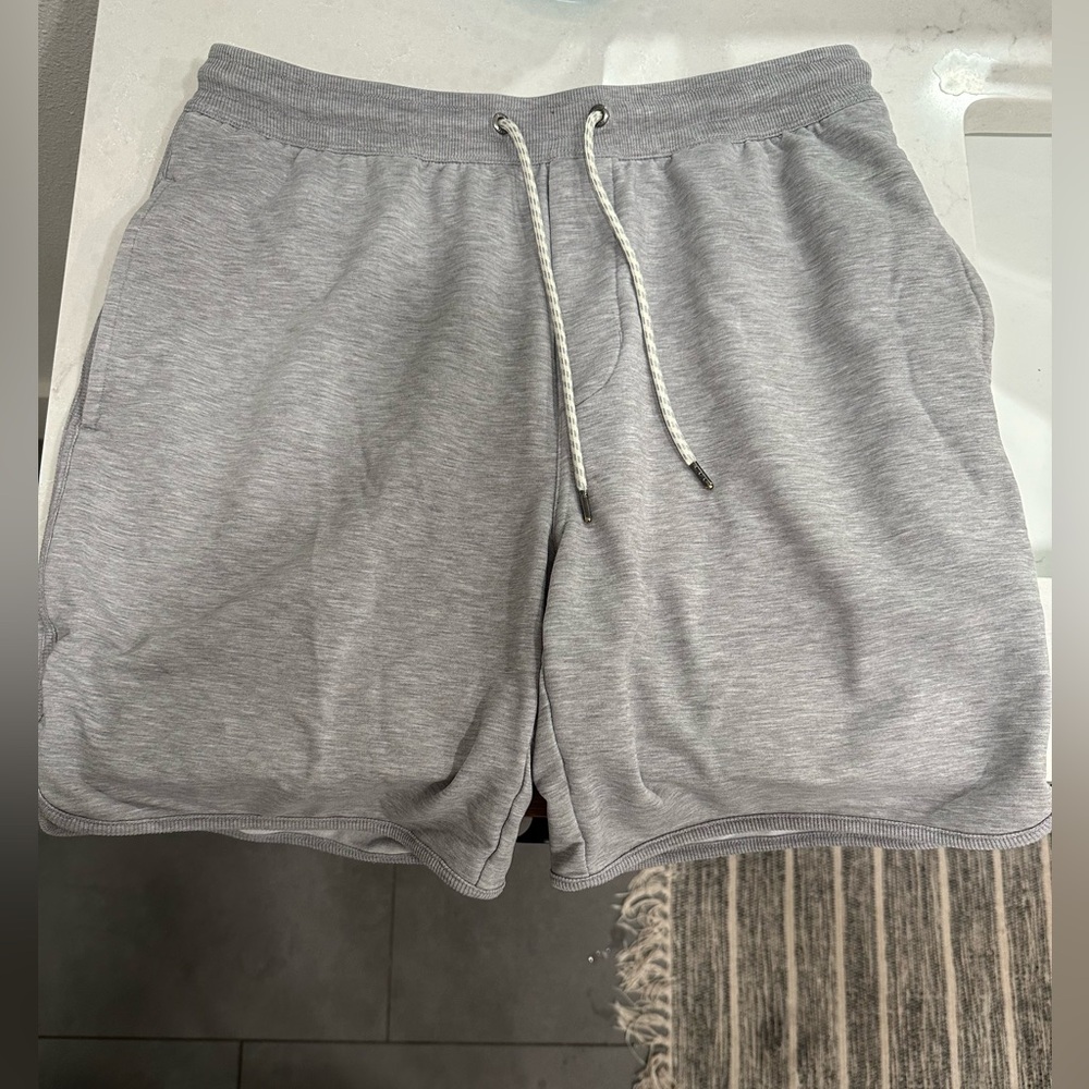Vuori Austin sweat short, have 2 bundle and offer!